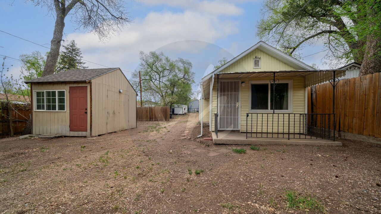 912 1/2 E Cimarron St in Colorado Springs, CO - Building Photo