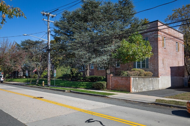 43 N Forest Ave in Rockville Centre, NY - Foto de edificio - Building Photo