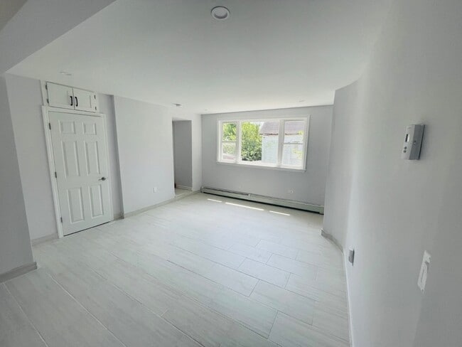 20 Hill St in Glen Cove, NY - Building Photo - Building Photo