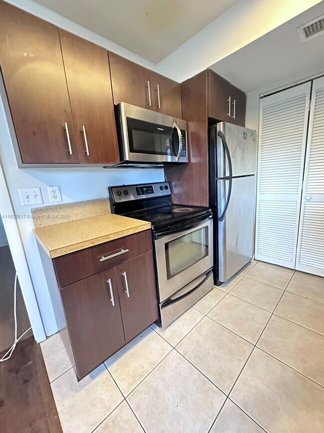 3930 NW 87th Ave in Sunrise, FL - Building Photo - Building Photo