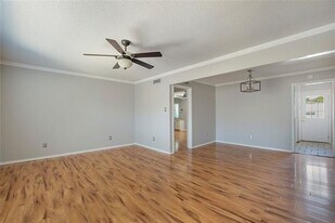5817 Sandhurst Ln in Dallas, TX - Building Photo