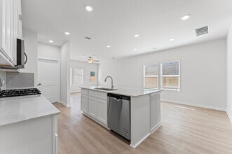 259 Forest W St in Montgomery, TX - Foto de edificio - Building Photo