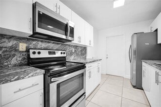 18016 NW 40th Ct in Miami Gardens, FL - Building Photo - Building Photo