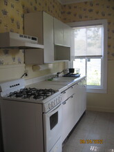 461 High St, Unit Apartment B in South Kingstown, RI - Building Photo - Building Photo