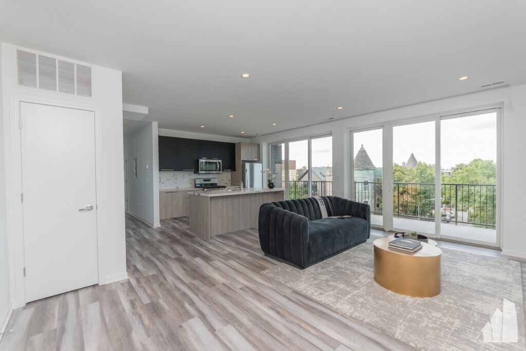 2533 W Fullerton Ave, Unit 202 in Chicago, IL - Building Photo