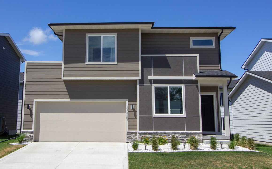 17119 Mistflower Ln in Urbandale, IA - Foto de edificio