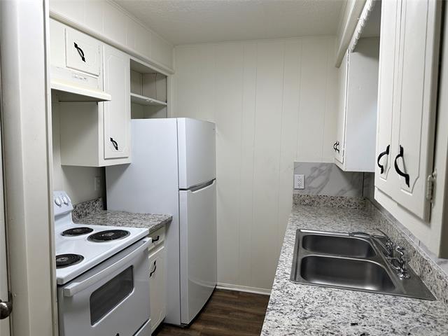 2002 Washington St-Unit -6 in Commerce, TX - Building Photo
