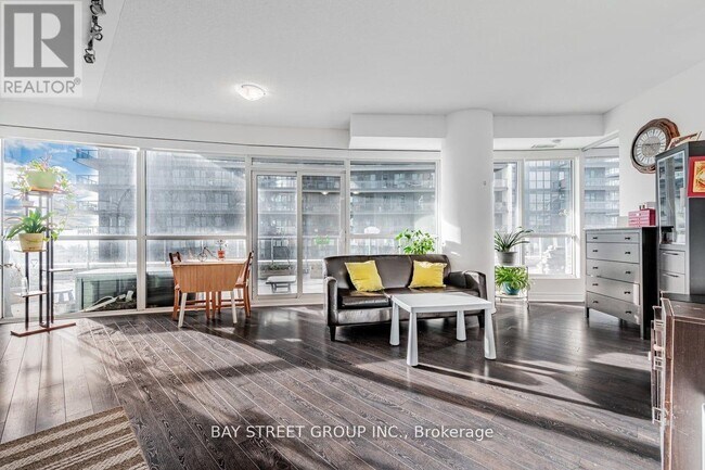 80-580 Marine Parade Dr in Toronto, ON - Building Photo - Building Photo