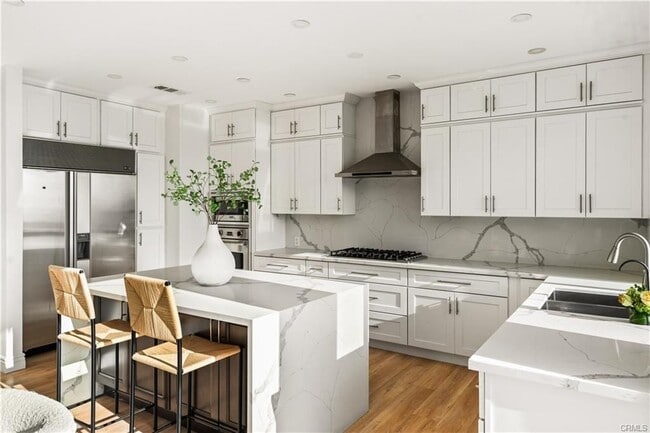 2019 Sunset Plaza Dr in Los Angeles, CA - Building Photo - Building Photo