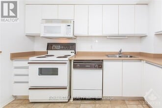 2760 Carousel Crescent in Ottawa, ON - Building Photo - Building Photo