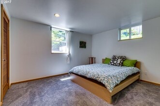 9305 SW View Point Ter in Portland, OR - Building Photo - Building Photo