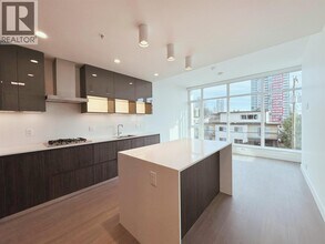 6511 Sussex Ave in Burnaby, BC - Building Photo - Building Photo