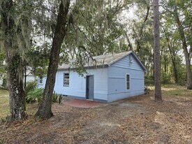 211 W Main St in Pomona Park, FL - Building Photo