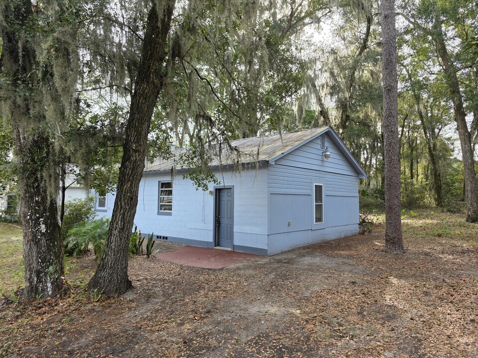 211 W Main St in Pomona Park, FL - Building Photo