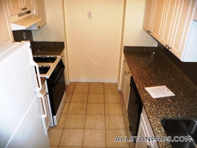 15 N Beacon St in Boston, MA - Building Photo