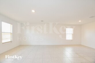 1061 Crestview Dr in Hutchins, TX - Foto de edificio - Building Photo