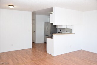 5267 Retablo Ave in Las Vegas, NV - Building Photo - Building Photo