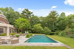 22 Mile Hill Rd in East Hampton, NY - Building Photo