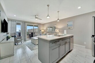 2506 N Rocky Point Dr in Tampa, FL - Building Photo - Building Photo