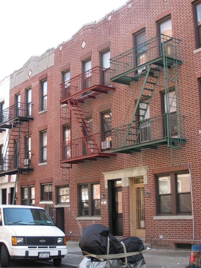 30-59 34th St in Long Island City, NY - Building Photo - Building Photo