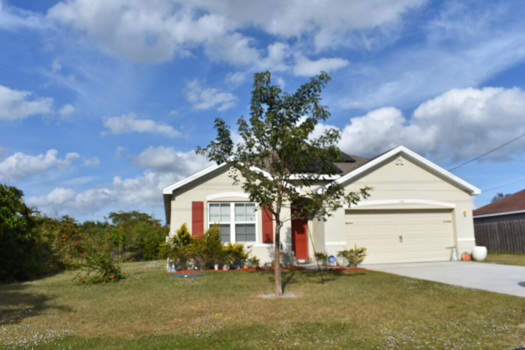 107 SW Glenwood Dr in Port St. Lucie, FL - Building Photo