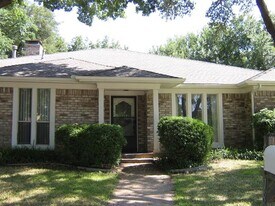 6918 La Manga Dr in Dallas, TX - Building Photo