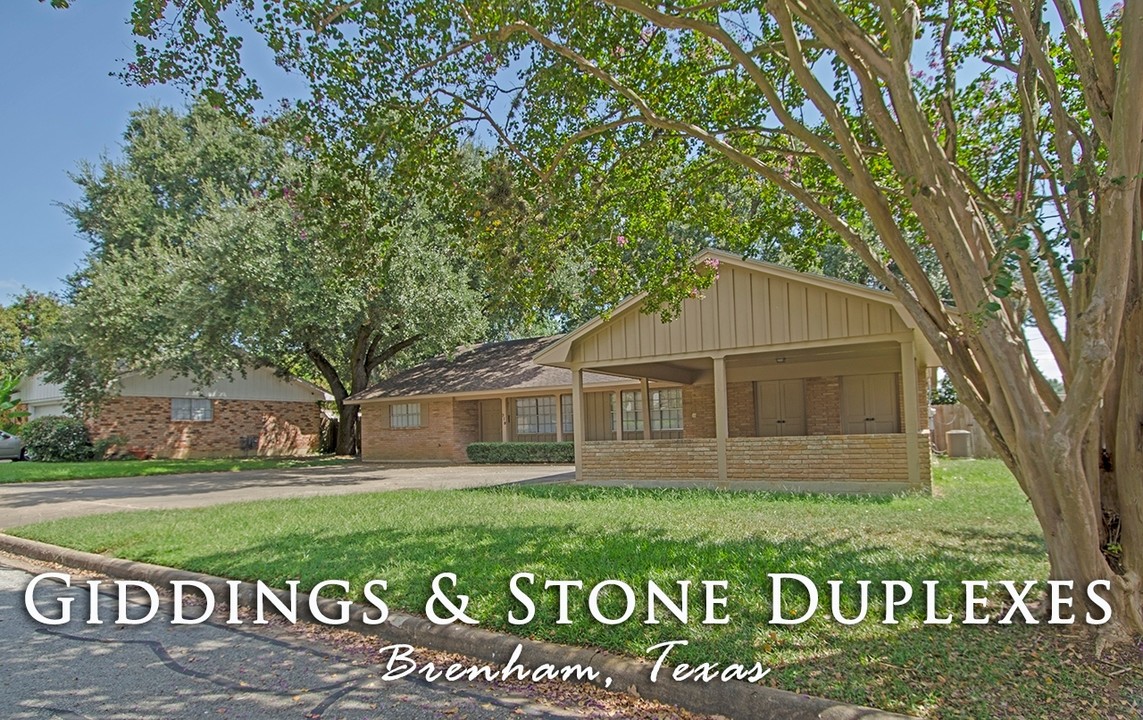 308 Giddings Ln in Brenham, TX - Building Photo