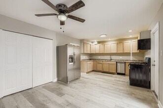 8001 S Essex Ave in Chicago, IL - Building Photo - Building Photo