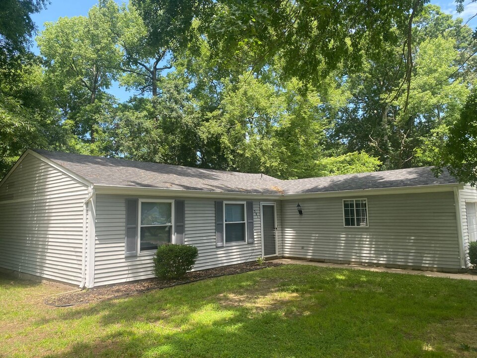 501 Ashwood Dr in Newport News, VA - Building Photo