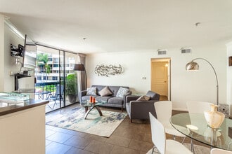 7320 Hawthorn Ave, Unit 213 in Los Angeles, CA - Building Photo - Building Photo