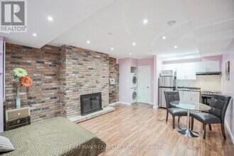 916 Manning Ave in Toronto, ON - Building Photo - Building Photo