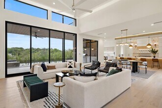 2401 Oakhaven Cir in Austin, TX - Building Photo - Building Photo