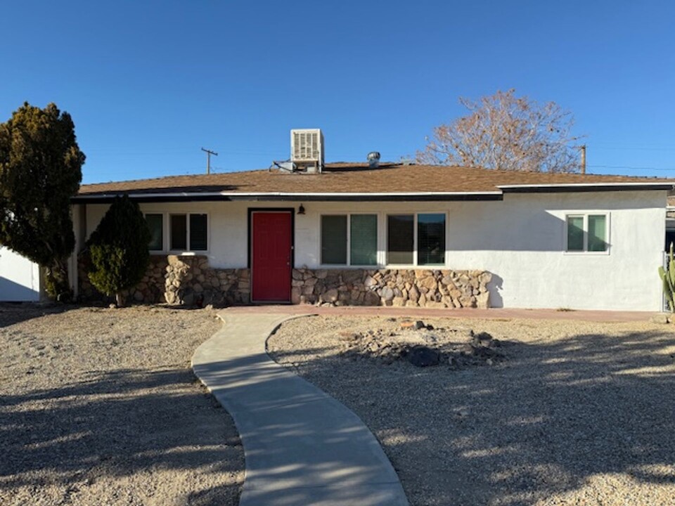 55820 Santa Fe Trail in Yucca Valley, CA - Foto de edificio