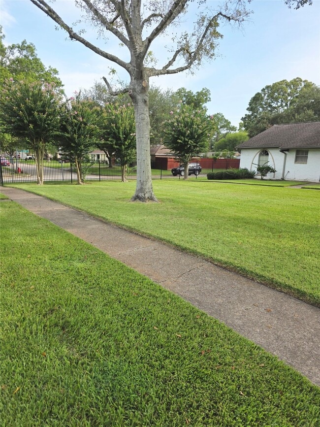4004 Laura Leigh Dr in Friendswood, TX - Foto de edificio - Building Photo
