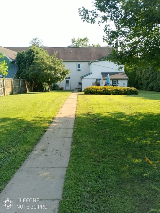 7404 Boyertown Pike, Unit 7404 Boyertown Pike Apt B in Douglassville, PA - Foto de edificio