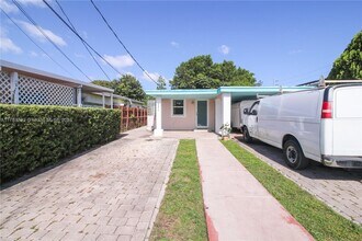 531 NW 62nd Ave in Miami, FL - Building Photo - Building Photo