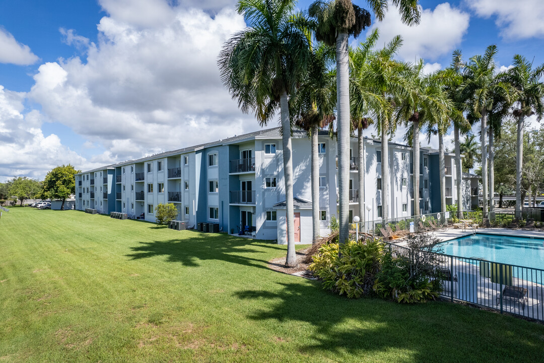 Sunset Bay Apartments in Miami, FL - Foto de edificio