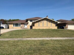 1814 Holly Ave in Darien, IL - Building Photo - Building Photo
