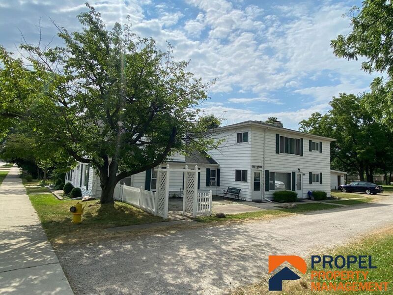8141 Macomb St in Grosse Ile, MI - Building Photo