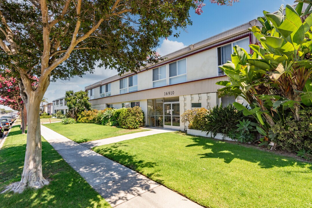College Manor in Torrance, CA - Building Photo