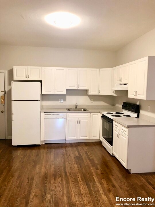 121 Longwood Ave, Unit 89-6 in Brookline, MA - Foto de edificio