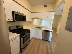 7835 Dixie Beach Cir in Tamarac, FL - Building Photo - Building Photo