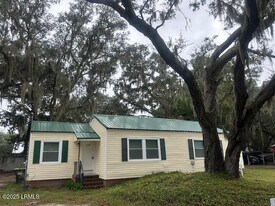 1104 Lafayette St in Beaufort, SC - Building Photo