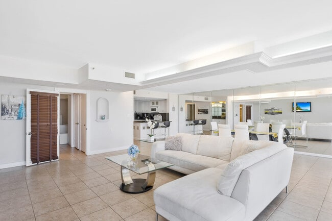 1717 N Bayshore Dr in Miami, FL - Building Photo - Building Photo