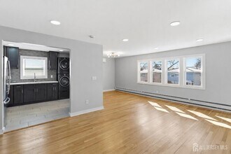 19 Evelyn Ct in Maplewood, NJ - Building Photo - Building Photo