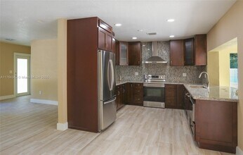 8870 SW 87th St in Miami, FL - Building Photo - Building Photo