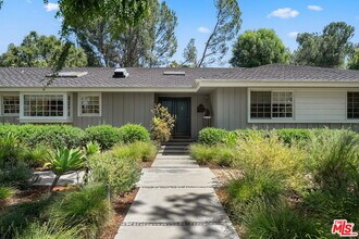 4658 Del Moreno Dr in Los Angeles, CA - Building Photo - Building Photo