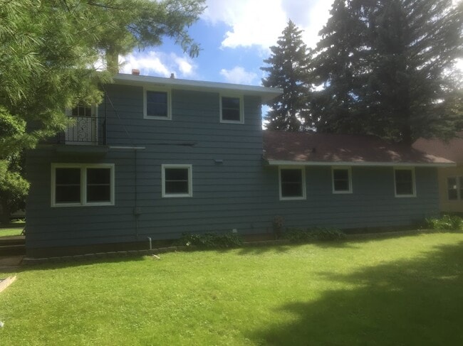 1026 W Lorain St, Unit Lower in Appleton, WI - Foto de edificio - Building Photo