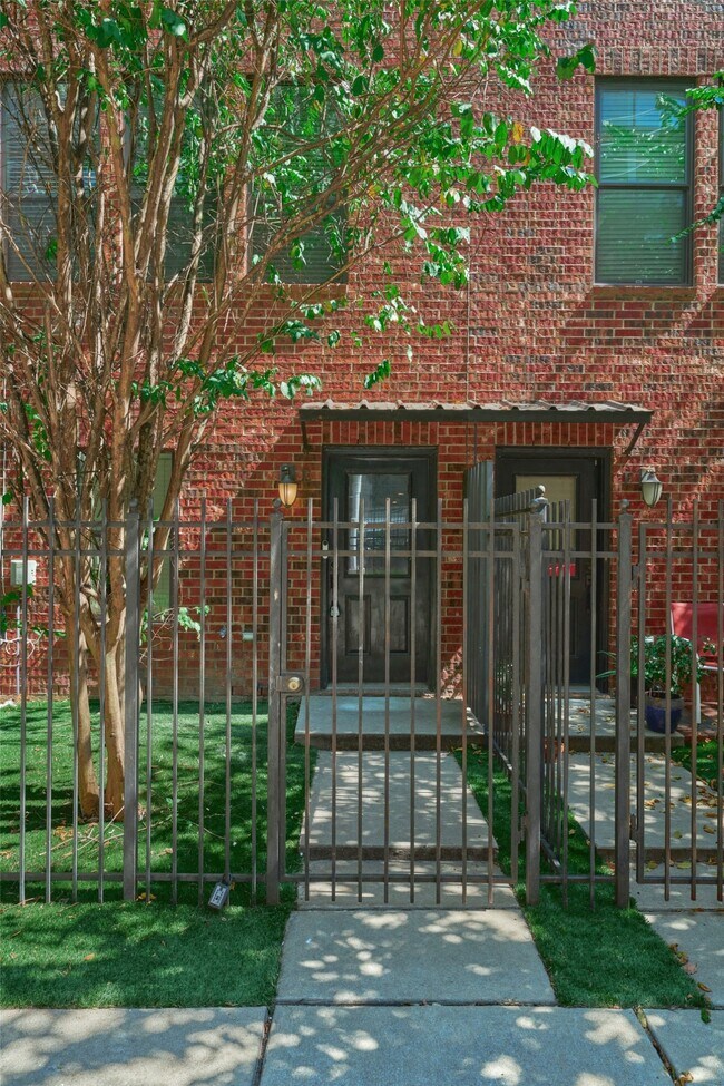 property at 2422 Navigation Blvd