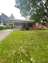 927 Ellesmere Ave in Peterborough, ON - Building Photo
